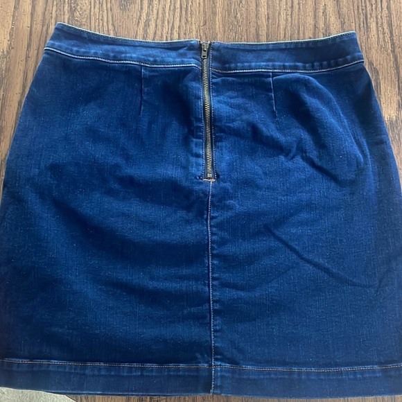 LOFT Outlet denim mini, size 8 - Picture 2 of 2